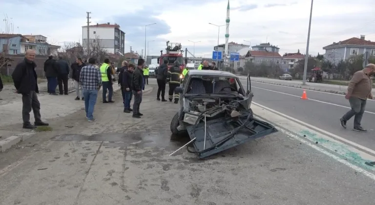 Aydınlatma direğine çarpan Fiat Tofaş hurdaya döndü: 2 yaralı