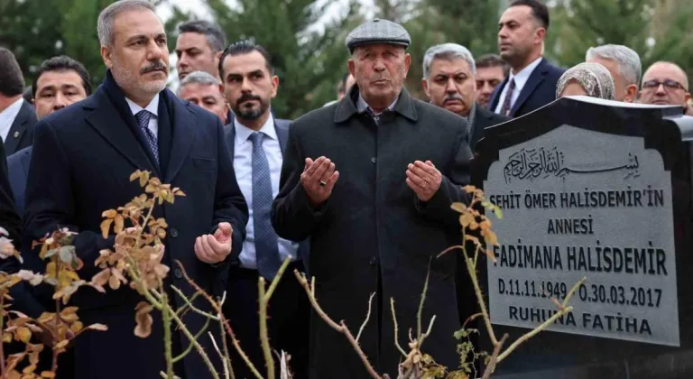 Dışişleri Bakanı Hakan Fidan, şehit Astsubay Ömer Halisdemir’in kabrini ziyaret etti