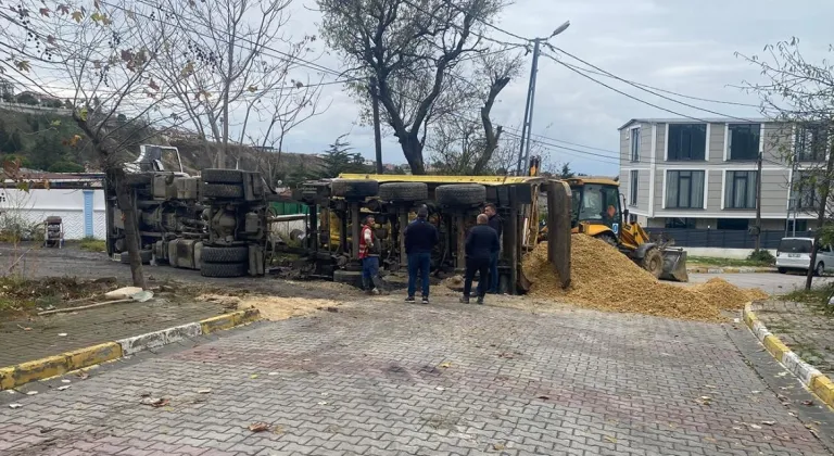 Beylikdüzü’nde Yol Çöktü: Hafriyat Kamyonu Devrildi, Sürücü Yaralandı