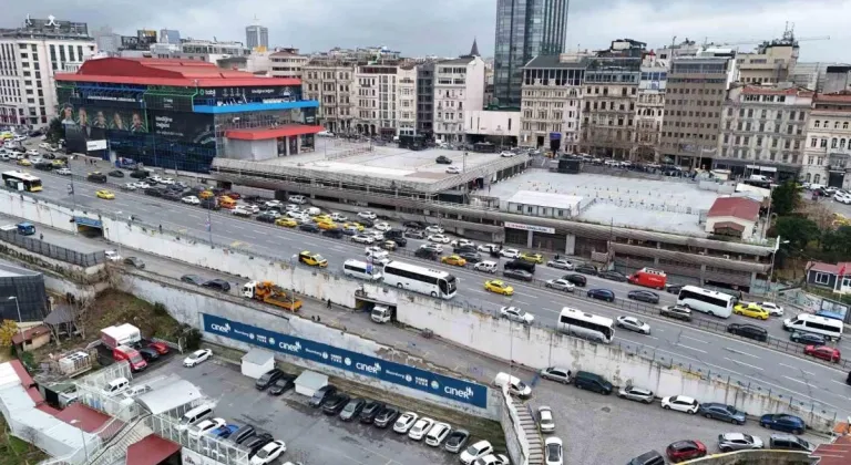 Beyoğlu Tepebaşı'nda Çatlayan Kolonlar Nedeniyle Boşaltılan İSPARK Otoparkı Havadan Görüntülendi