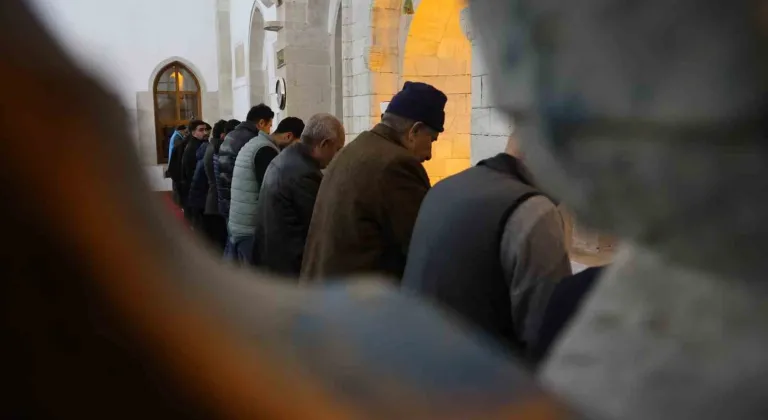 Bin 650 yıllık Sara Hatun Camii’nde Ramazan’ın ilk teravih namazı kılındı