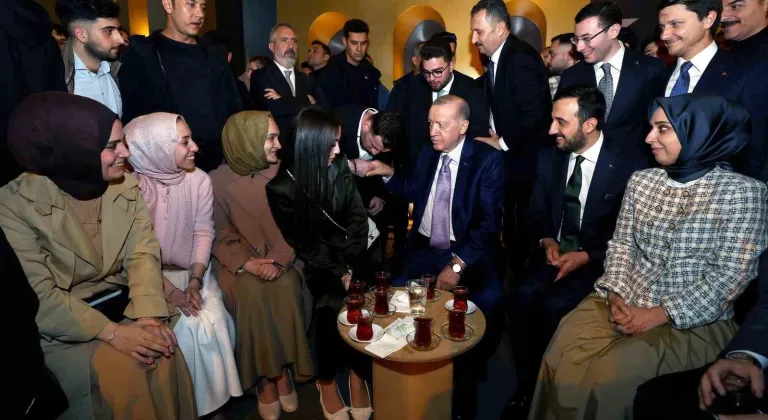 Cumhurbaşkanı Erdoğan, İstanbul’da gençlerle bir araya geldi