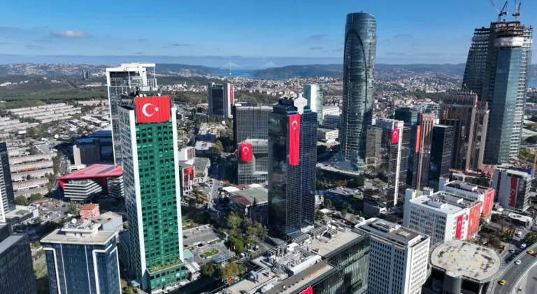 Cumhuriyet'in 101. Yılı: İstanbul'da Gökdelenleri Dev Türk Bayrakları Süsledi