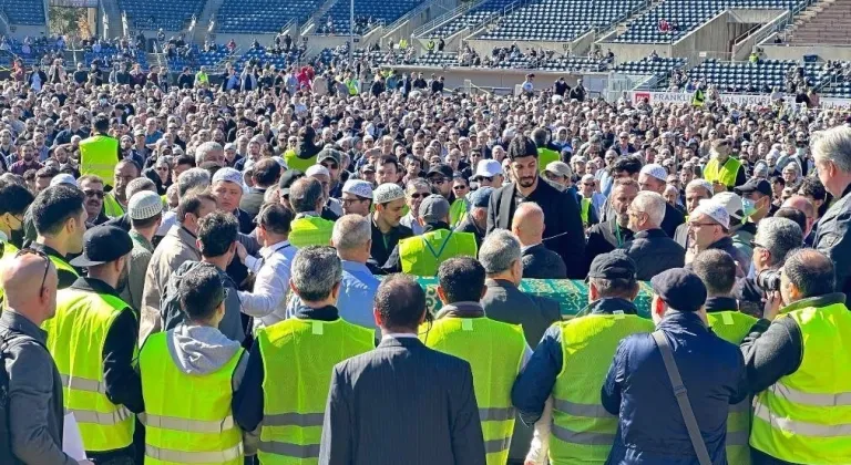 FETÖ elebaşı Gülen’e stadyumda cenaze töreni düzenlendi