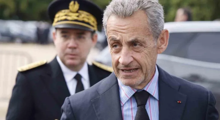 Fransa Yüksek Mahkemesi, Sarkozy’nin yolsuzluk davasında verilen hapis cezasını onadı