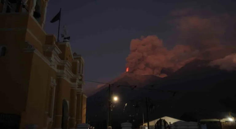 Guatemala’da bulunan Fuego Yanardağı’nda patlama meydana geldi