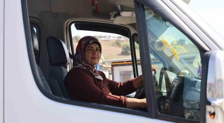 Hatay’da 4 çocuk annesi şoför Ayşe, 14 yıldır direksiyon sallayarak ekmek parasını kazanıyor