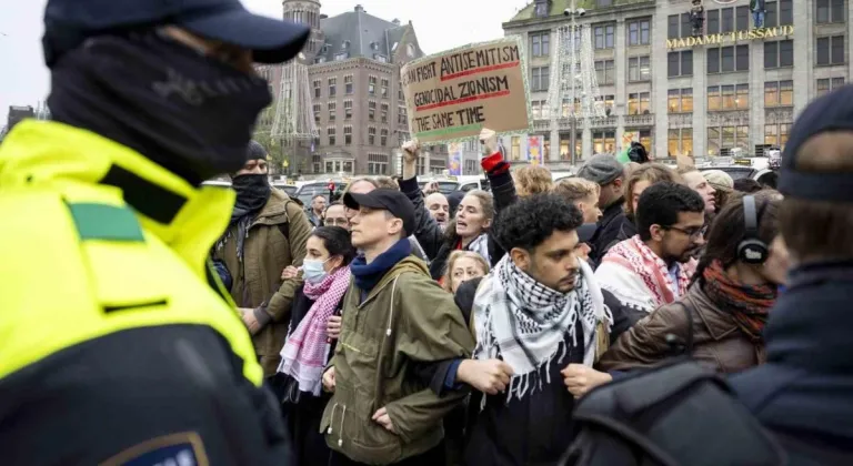 Amsterdam’da Filistin’e Destek Gösterisine Polis Müdahalesi: 100’ün Üzerinde Gözaltı