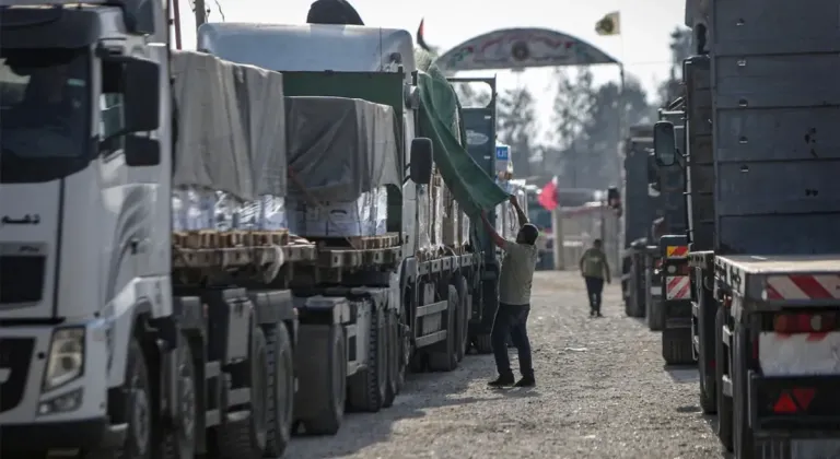 İsrail, ABD'nin Gazze'ye yönelik insani yardım çağrısından sonra 50 kamyonun Gazze'ye giriş yaptığını duyurdu