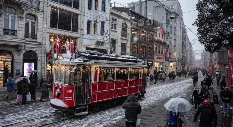 İstiklal Caddesi’nde kartpostallık manzaralar