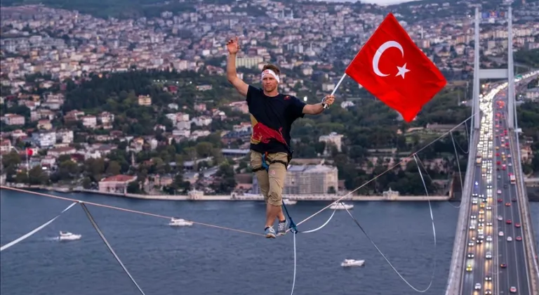 İstanbul'da ip üzerinde yürüyerek Asya'dan Avrupa'ya geçti