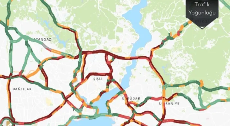 İstanbul'da kar yağışı nedeniyle trafik yoğunluğu %90'a yükseldi.