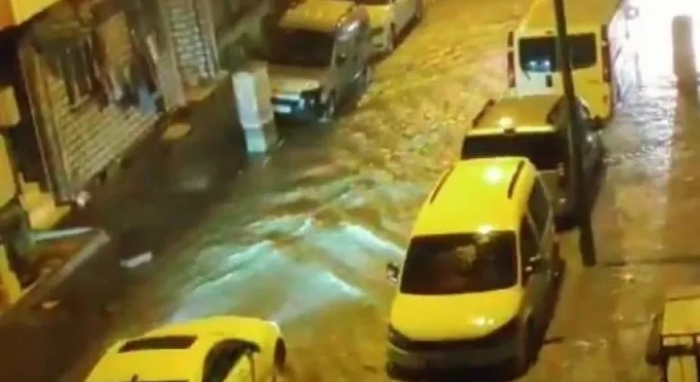 İstanbul’da sağanak etkili oldu, yollar dereye döndü