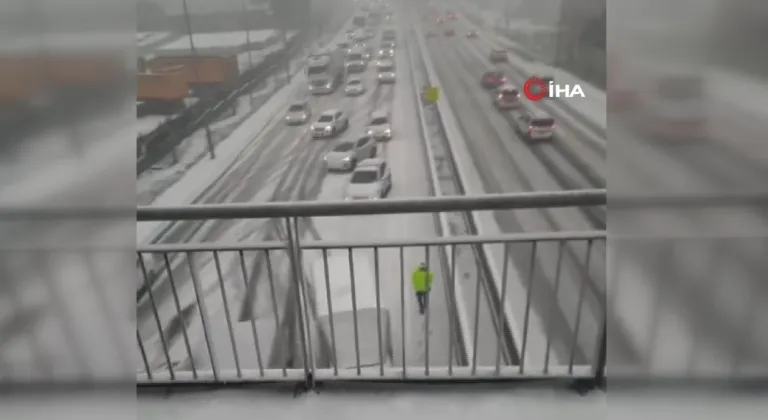 İstanbul’da yollar beyaza büründü, araçlar yollarda kaldı