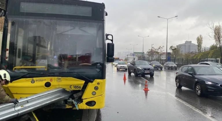 Kadıköy'de Yolcu Dolu İETT Otobüsü Bariyerlere Çarptı