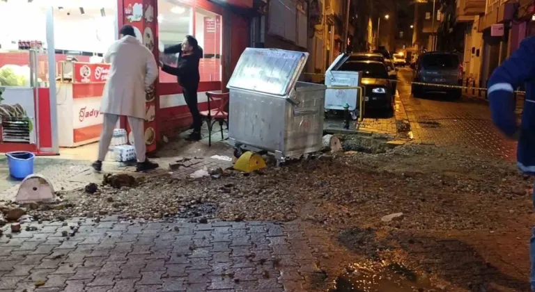 Kadıköy'de Kanalizasyon Borusu Patladı, Dükkanlar Zarar Gördü