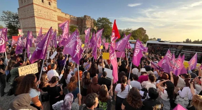 Kadın Cinayetlerine Tepki: İkbal Uzuner ve Ayşenur Halil İçin Edirnekapı'da Eylem