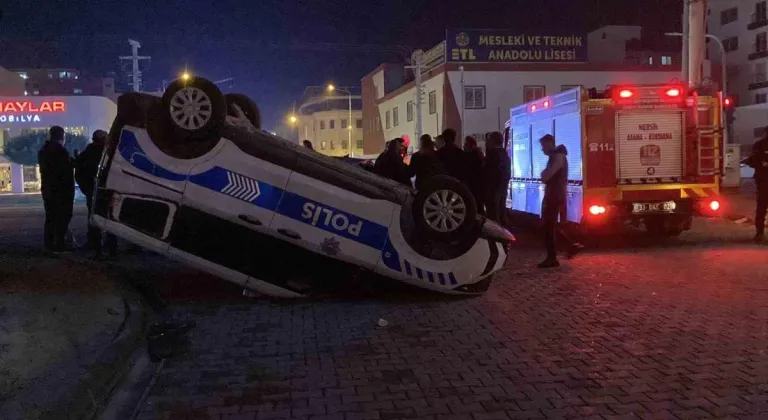 Kaza ucuz atlatıldı: Otomobilin çarptığı polis aracı ters döndü