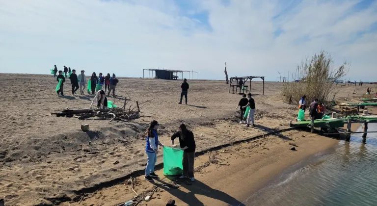 Türk ve Macar öğrenciler Manavgat Sorgun Boğaz sahilini temizledi