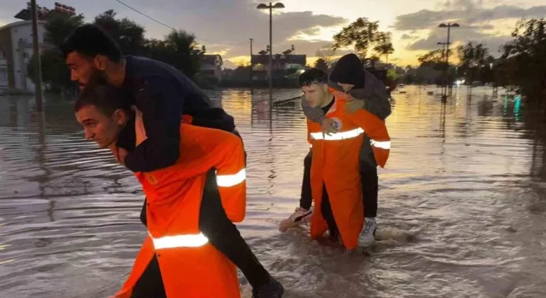 Sağanak Yağış Manavgat’ta Hayatı Felç Etti: Kurtarma Operasyonu Başlatıldı