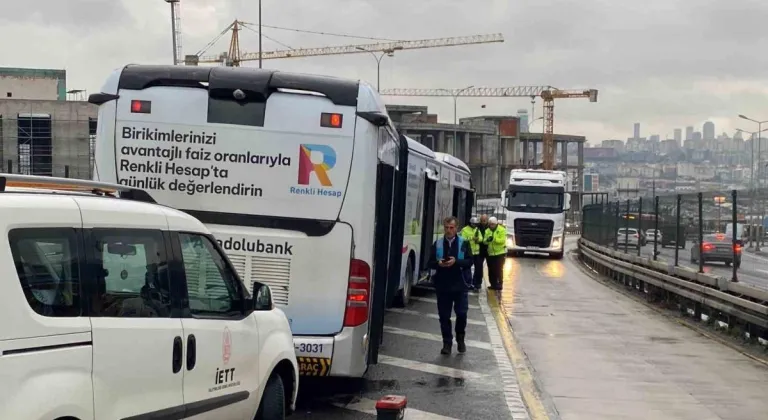 Esenyurt’ta Metrobüs Kazası: Rögar Kapağı Fırladı, Yolcu Yola Düştü