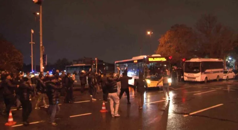 Özel Halk Otobüsü Sahiplerinden İBB Önünde Ücret Protestosu