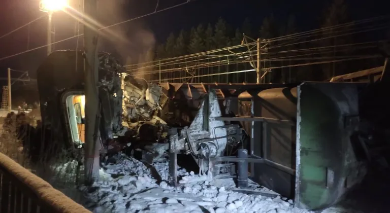 Rusya’da yolcu treni ile yük treni kafa kafaya çarpıştı: 14 yaralı