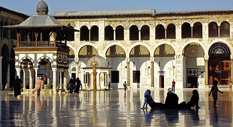 Şam’daki tarihi Emevi Camii görüntülendi: Suriyeliler camiye akın etti