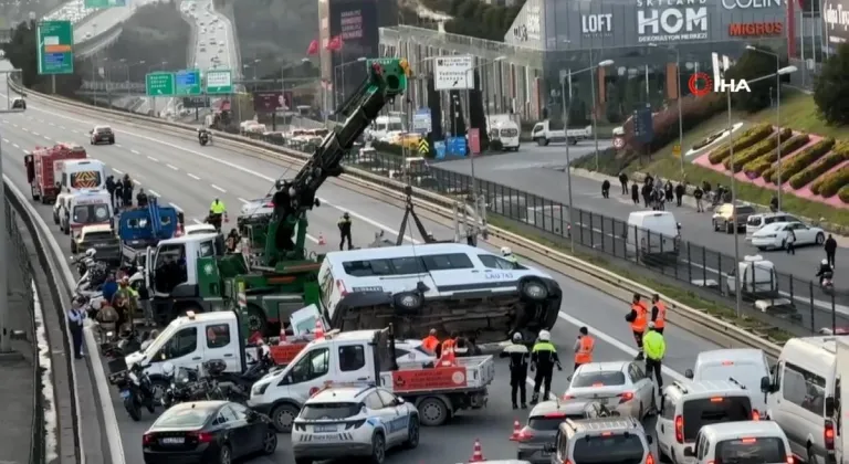 Sarıyer Seyrantepe'de TEM Otoyolunda Okul Servisi Kaza Yaptı