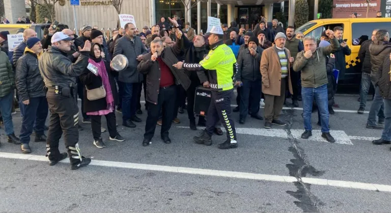 Taksi Esnafı, İstanbul Büyükşehir Belediyesi Önünde Mağduriyetlerini Protesto Etti