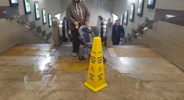 Taksim Metro İstasyonu su baskınına uğradı.