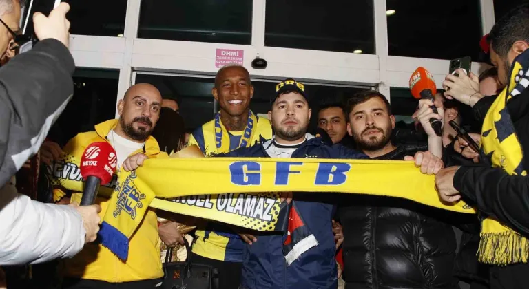 Fenerbahçe’nin Brezilyalı yıldızı Talisca İstanbul’da! Taraftardan coşkulu karşılama