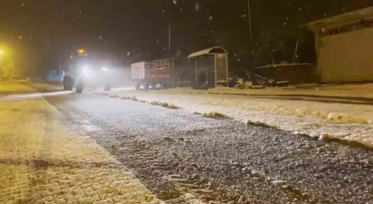 Tekirdağ Süleymanpaşa'da kar küreme çalışmaları aralıksız sürüyor