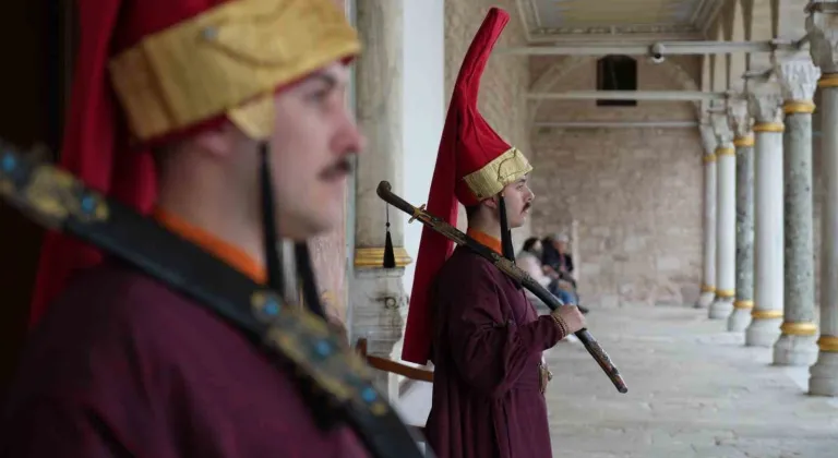 Topkapı Sarayı’nda Osmanlı geleneği: Jandarmalar, silahtar kıyafeti ile nöbet tutmaya başladı