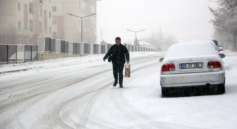 Van'da Yoğun Kar Yağışı ve Sis, Hayatı Olumsuz Etkiliyor