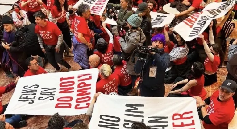 Yahudi protestocular sınır dışı edilmek istenen Filistinli için Trump Tower’ı işgal etti: 98 gözaltı