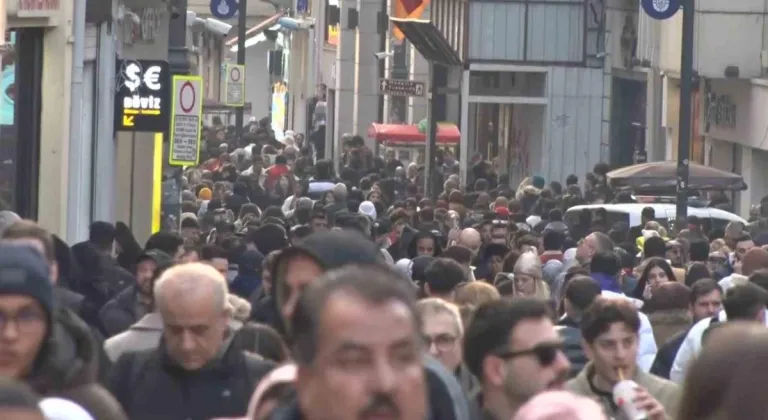 İstiklal Caddesi’nde Yılbaşı Yoğunluğu: Adım Atacak Yer Kalmadı