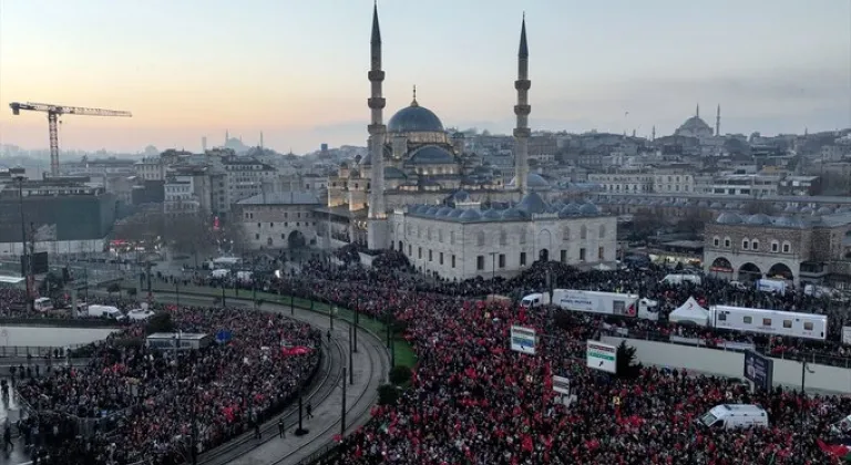 Yılın ilk gününde Gazze için binlerce kişi Galata Köprüsü’ne akın etti