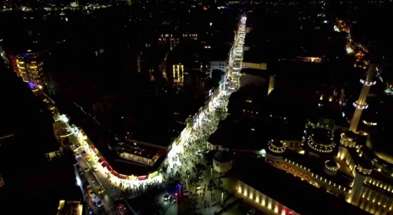 Taksim ve İstiklal'de Yılbaşı Yoğunluğu: Vatandaşlar Taksim Meydanı’na gelmeye başladı