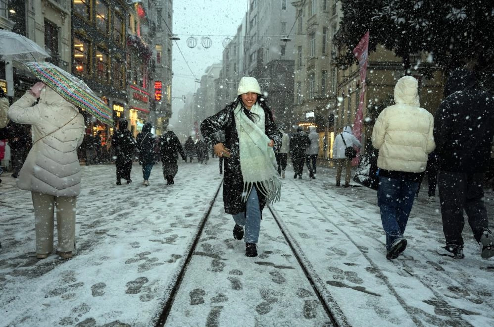 İstanbul beyaza büründü! Taksim ve İstiklal Caddesi’nde kar manzaraları