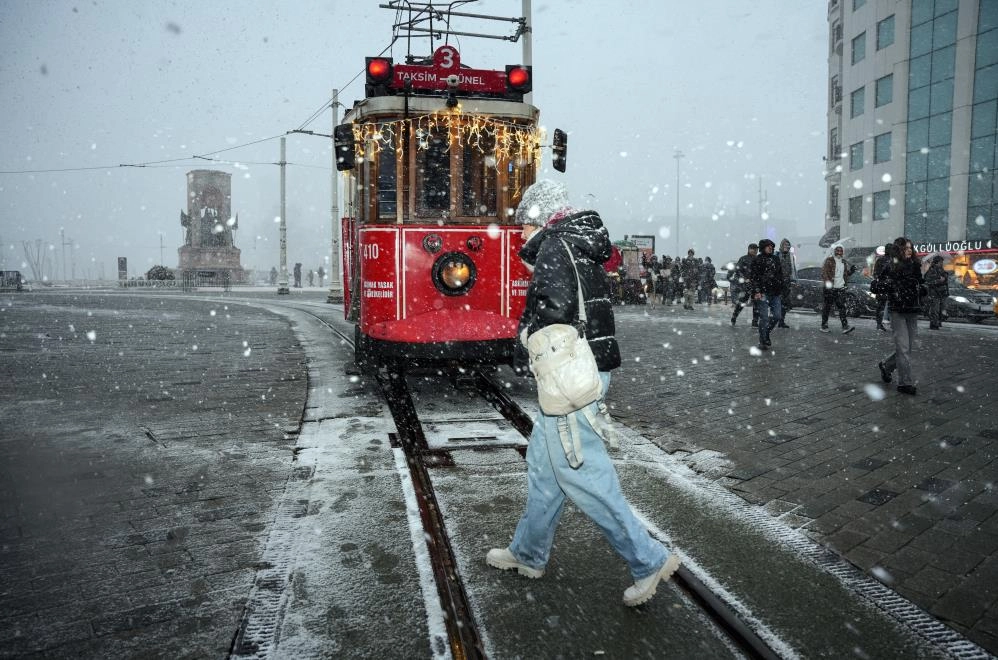 İstanbul beyaza büründü! Taksim ve İstiklal Caddesi’nde kar manzaraları