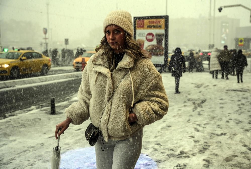 İstanbul beyaza büründü! Taksim ve İstiklal Caddesi’nde kar manzaraları