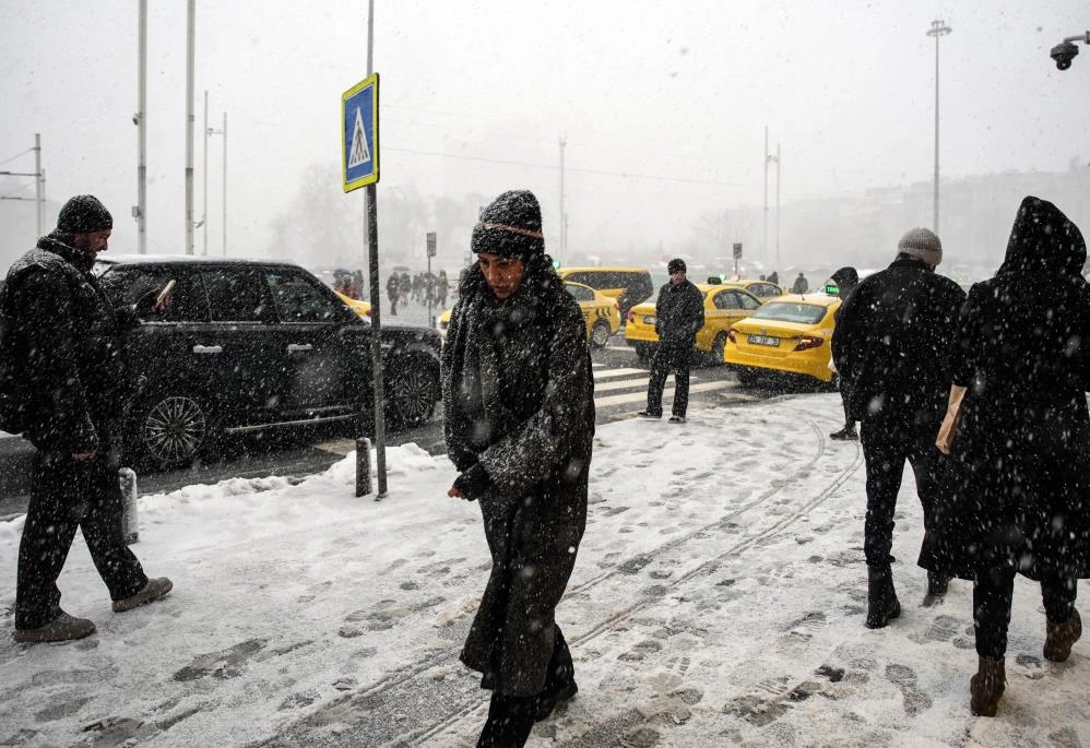 İstanbul beyaza büründü! Taksim ve İstiklal Caddesi’nde kar manzaraları