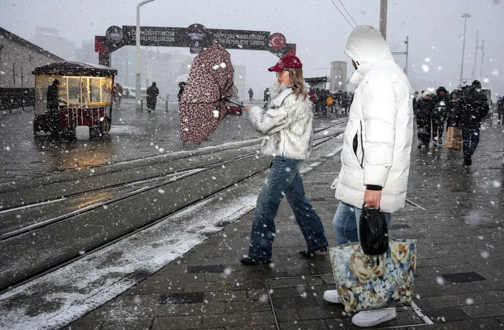 İstanbul beyaza büründü! Taksim ve İstiklal Caddesi’nde kar manzaraları