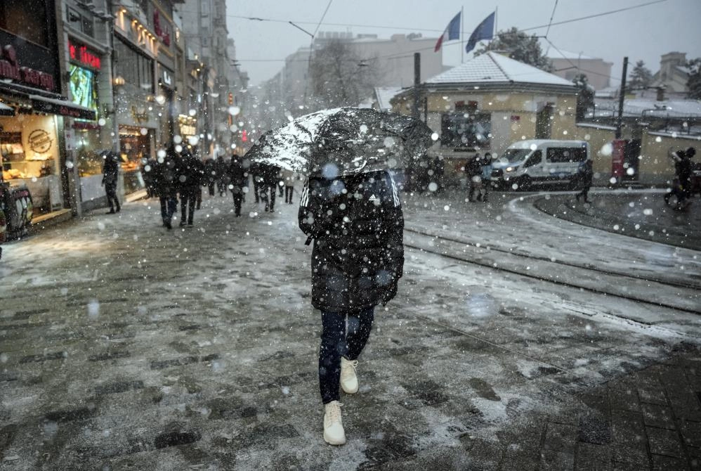 İstanbul beyaza büründü! Taksim ve İstiklal Caddesi’nde kar manzaraları