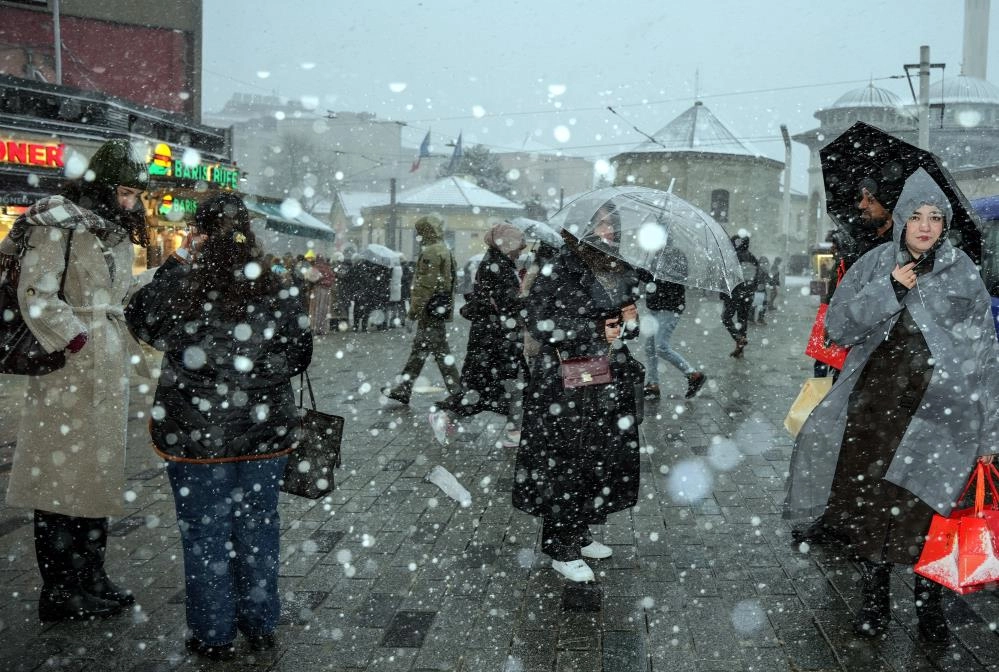 İstanbul beyaza büründü! Taksim ve İstiklal Caddesi’nde kar manzaraları