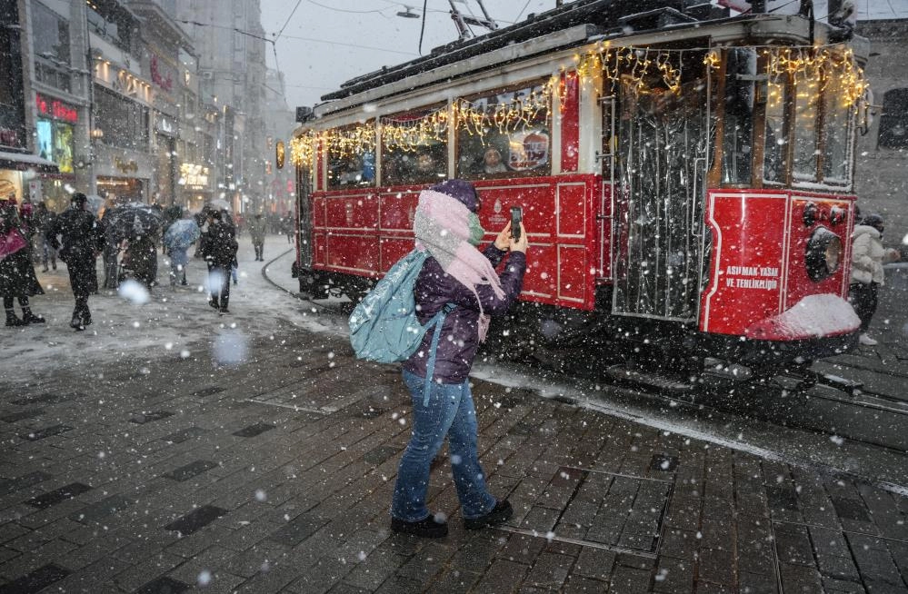 İstanbul beyaza büründü! Taksim ve İstiklal Caddesi’nde kar manzaraları