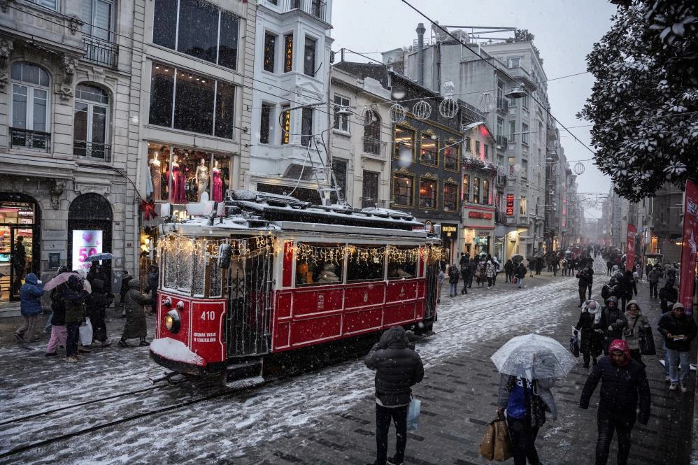 İstanbul beyaza büründü! Taksim ve İstiklal Caddesi’nde kar manzaraları