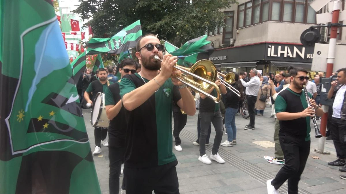 Kocaelispor yönetimi, teknik heyet ve taraftarlarla moral yürüyüşünde buluştu