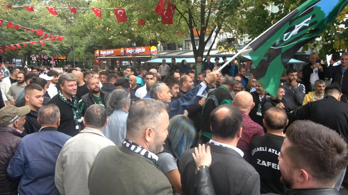 Kocaelispor yönetimi, teknik heyet ve taraftarlarla moral yürüyüşünde buluştu